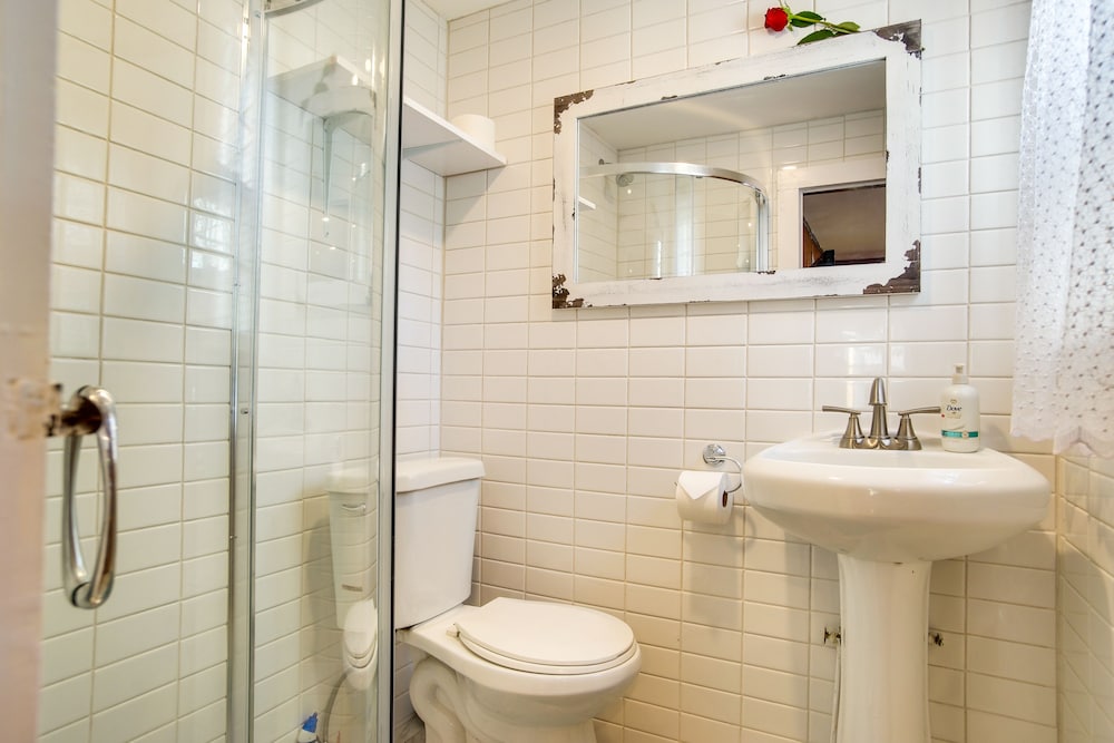 Hot Tub & Kayaks: Dog-friendly House in Yarmouth
