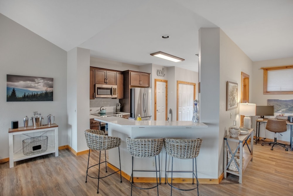 Beautiful Mountain Views~comfortable And Stylish Home~ 2 Bedroom Condo by RedAwning view 2