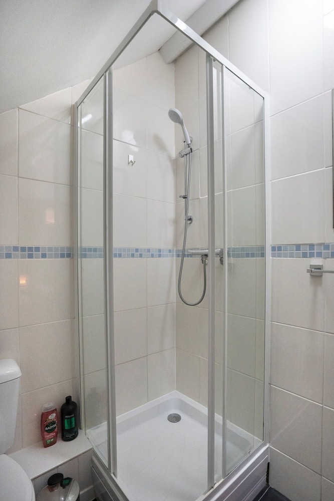 4bedrooms-3bath-9beds-wallsend