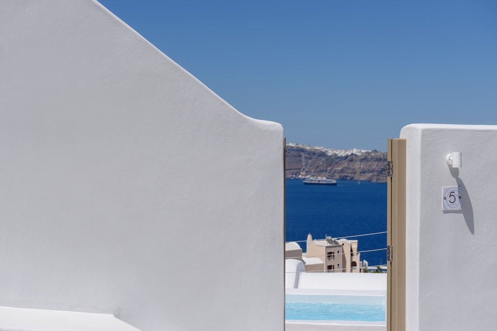 Earino Suites & Villas