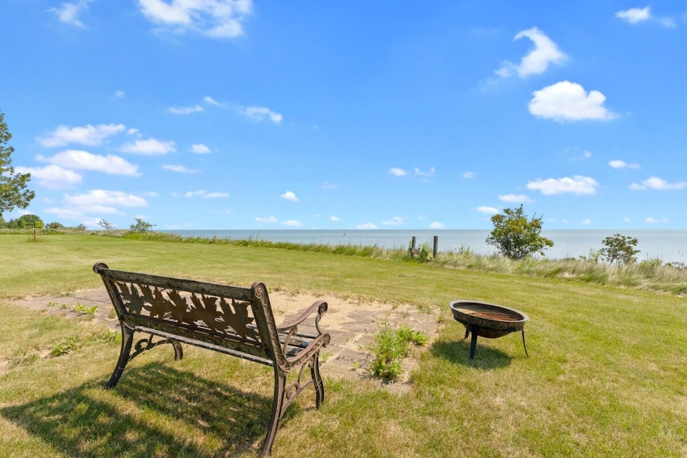 Freshly Updated Lake Michigan Home With Pool