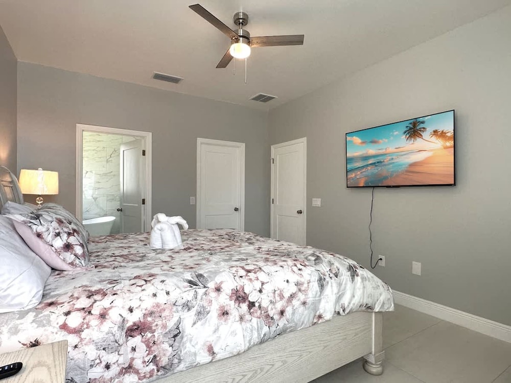 Luxury Villa Near Disney 6 Bd Home With Private Pool and Resort