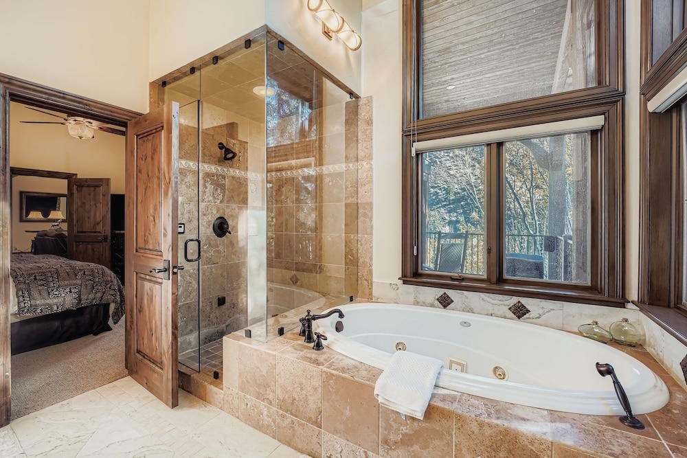 Fairway Drive Retreat 6 Bedroom Home