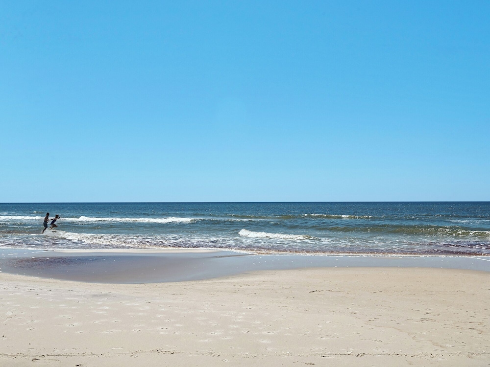Your Ideal Beach Getaway With Private Pool, Game Room and Close to Beach!