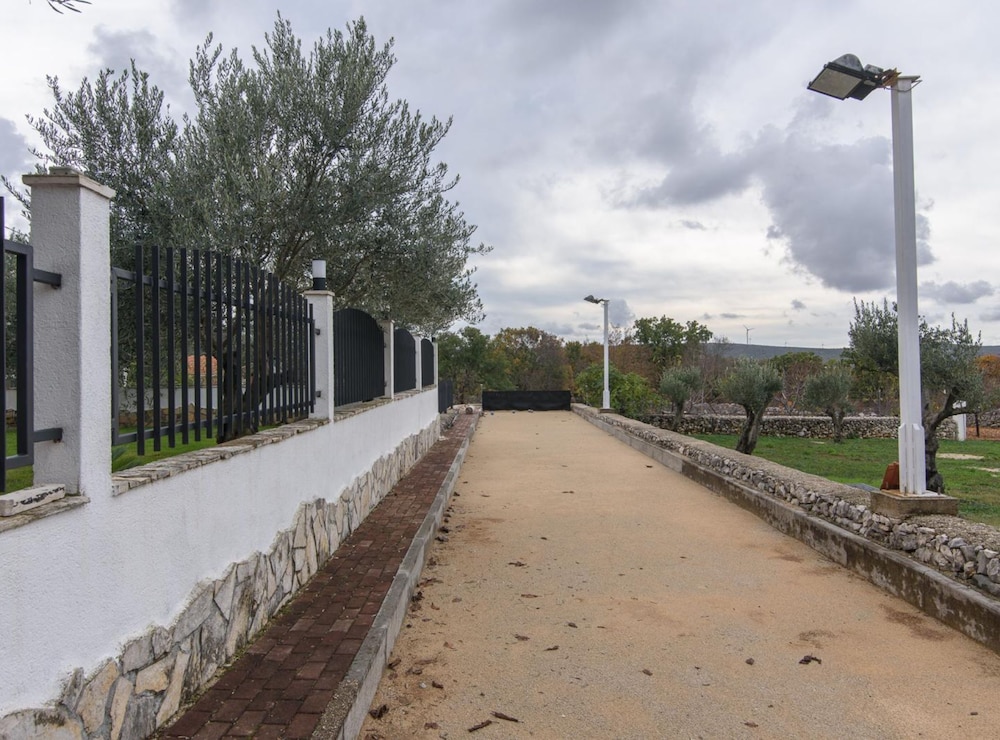 Vila Nira Radonić