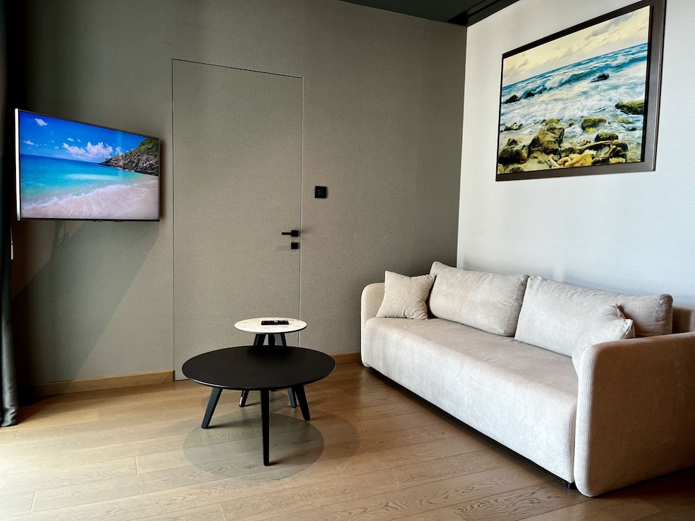 128 LIM - 2002 Stay Only Tower Suite