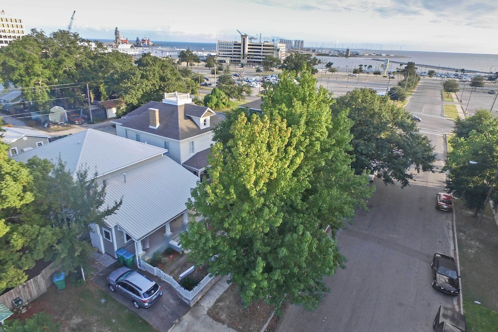 Charming Gulfport Getaway Only 3 Blocks to Beach! view 5