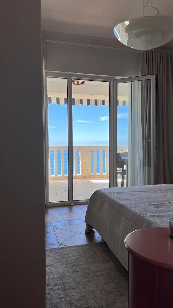 Beachfront Four bedroom Apartment