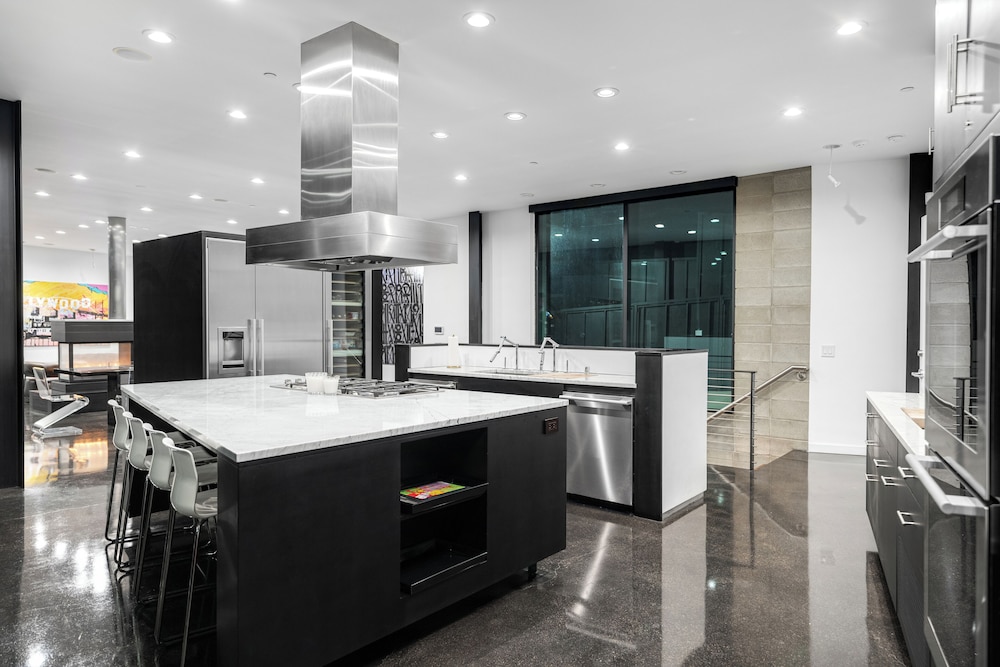 Glass Mansion - Chic Glass Villa in LA Hills With Views, Style & Serenity