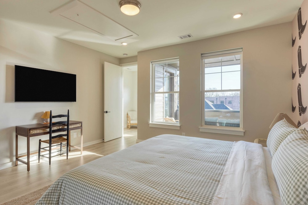 Sleeps 24! 3 Modern 4bdr Townhomes w/ Covered Patios Nashville Group Retreat