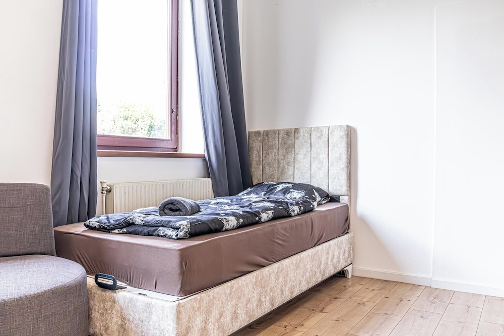 Cozy 3BR Apt with Garden Sleeps 10