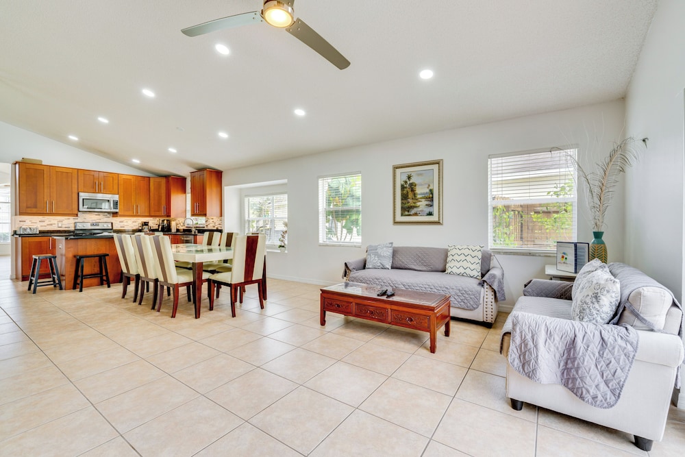 12 Mi to Disney: Family Home w/ Lanai in Davenport