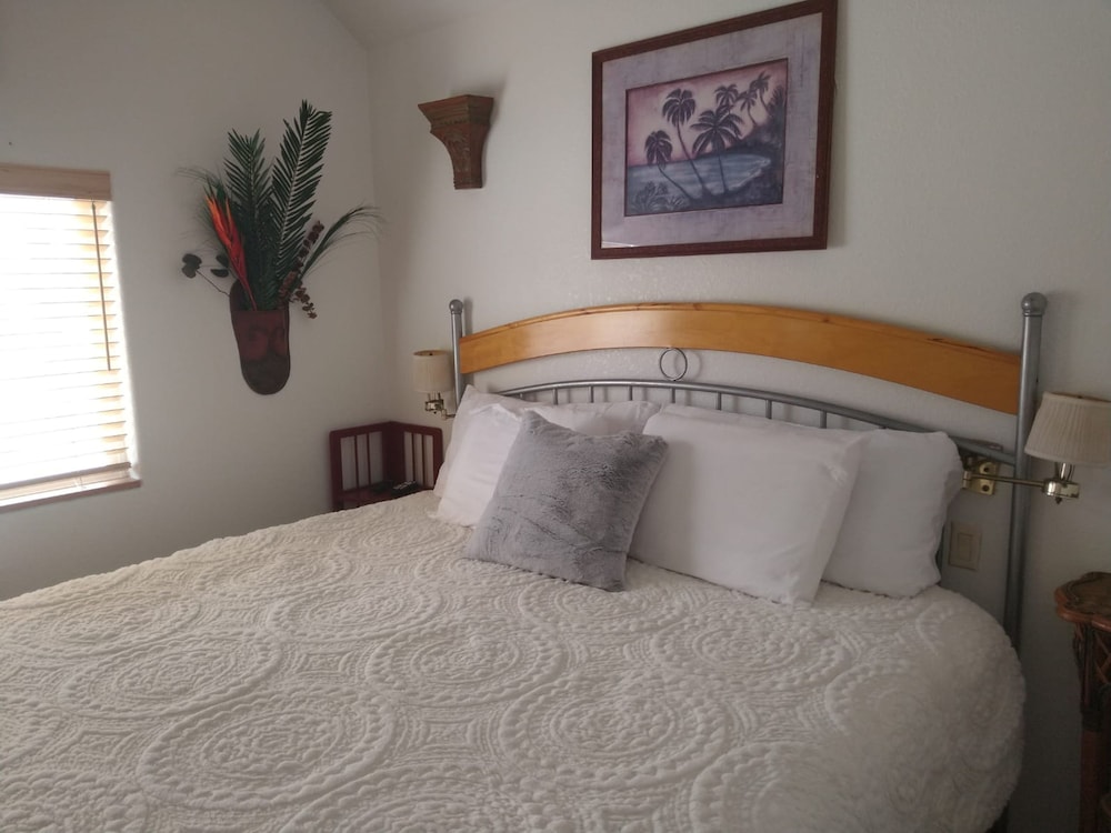 Ocean Front Cabin 11 w Jacuzzi Superb Views