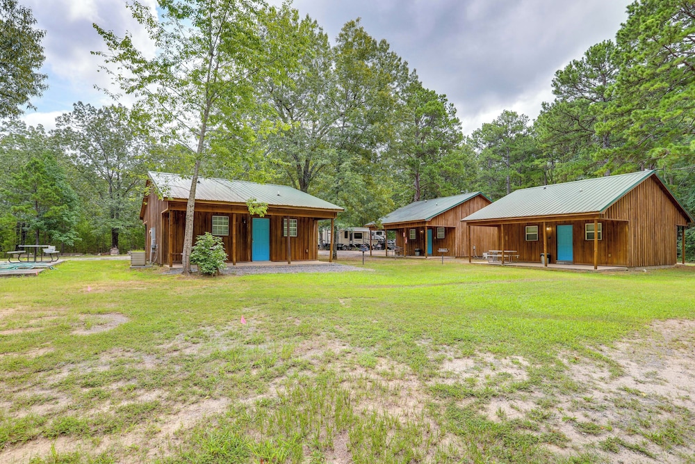 0.5 Mi to Lake: Patio at Heber Springs Cabin! view 5