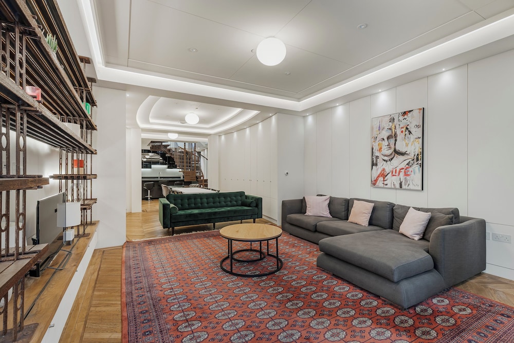 Spacious 5 Bdrm Townhouse in Camden
