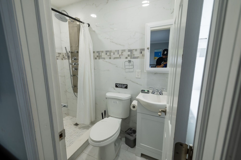 Relax Unwind 4BR Home w Pool in Hollywood