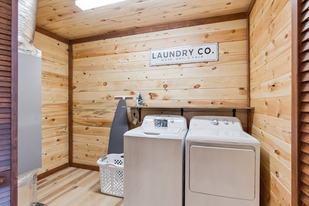 Splash Mountain Lodge 8 Bedroom Cabin