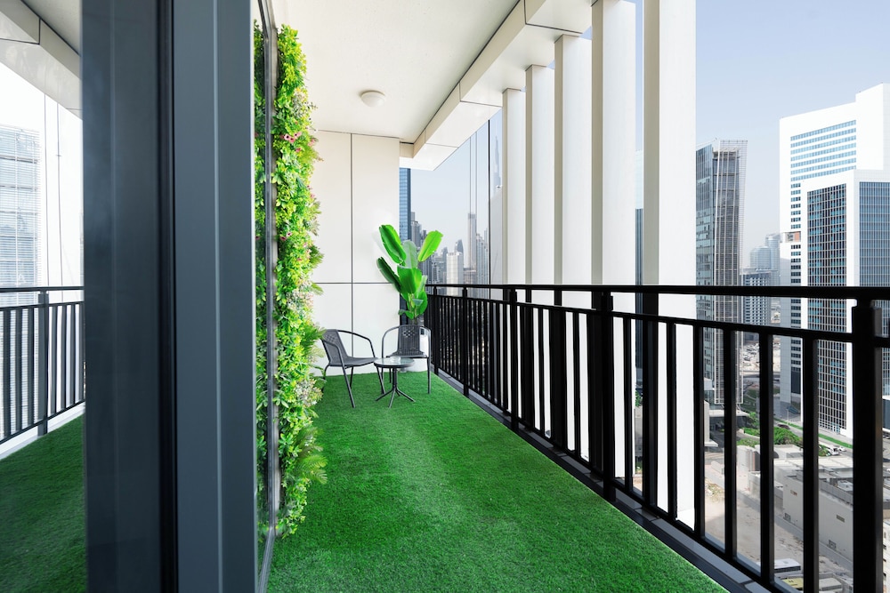 KeyRock Living - Dubai Skyline