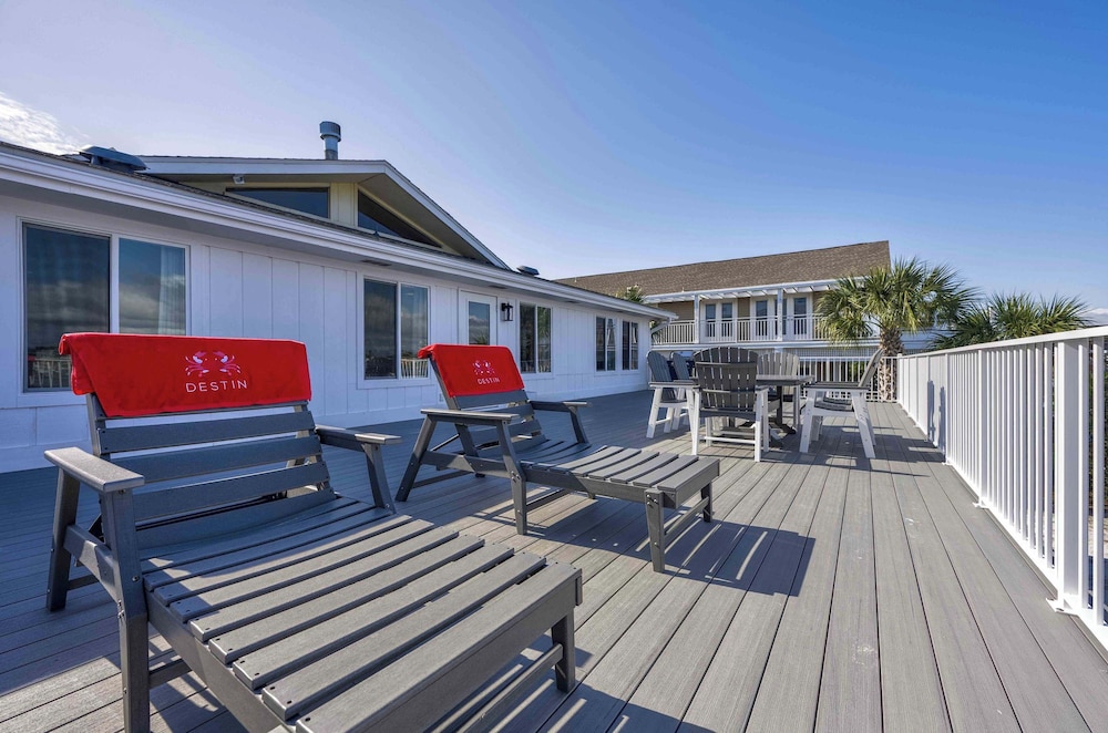 Harbor Seahorse - Outdoor Deck & Boat Dock