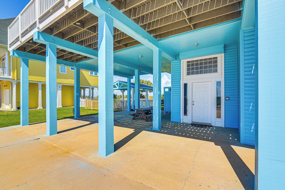 Walk to Beach: Home w/ 2 Decks in Galveston!