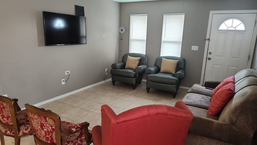 2 Bedrooms Apt Near Univeristy