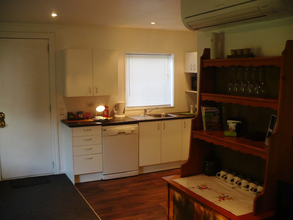 Christchurch City & Country Cottages - Nut Point Cottage