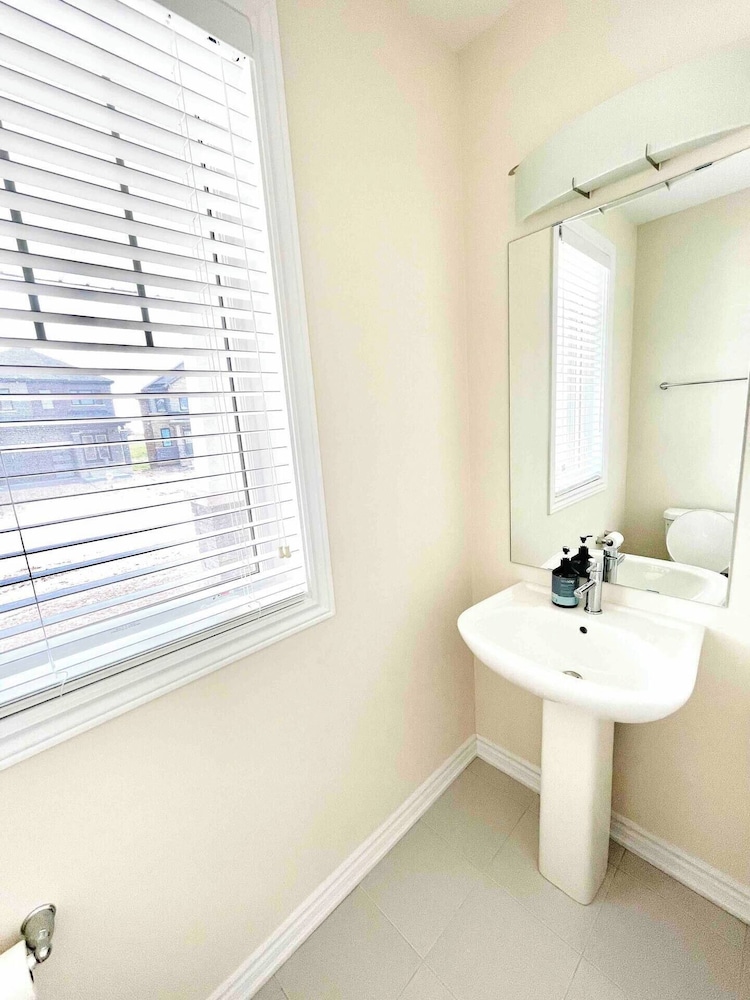 Brand New 5 Bedroom Home in West Niagara