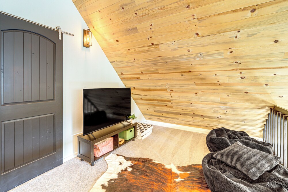 Walk to Trails: Modern Munds Park Mountain Retreat