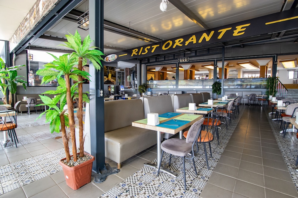 Point Beach Hotel - Image 16