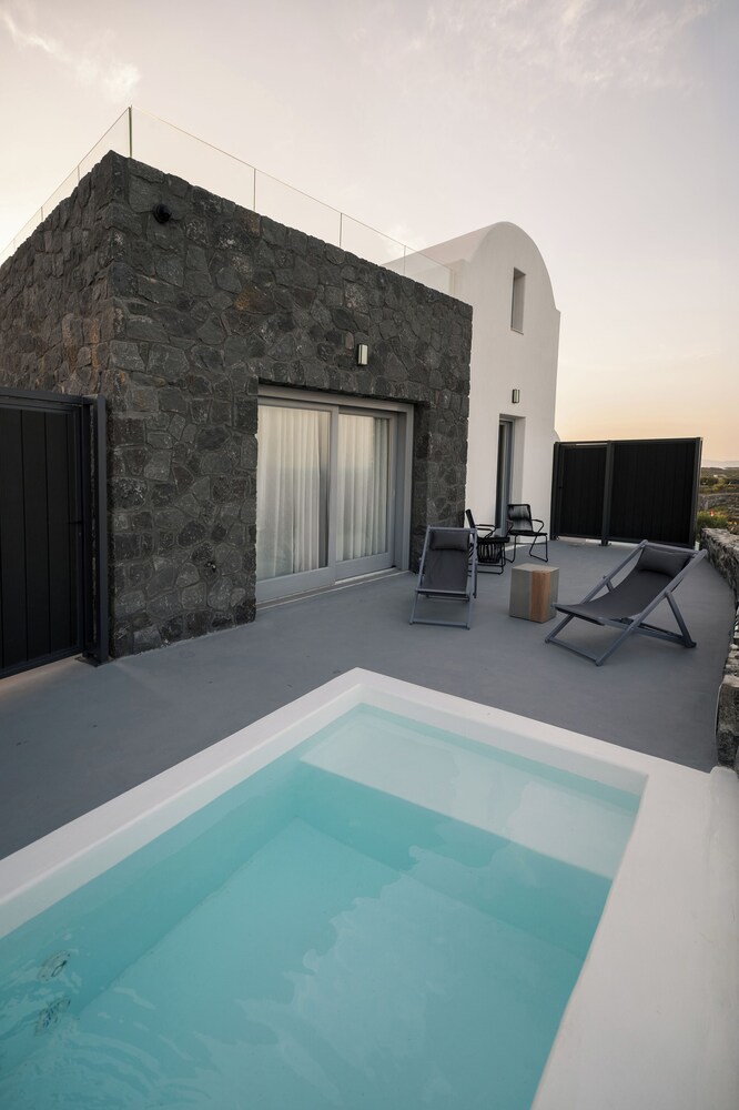 Uranides Luxury Suites