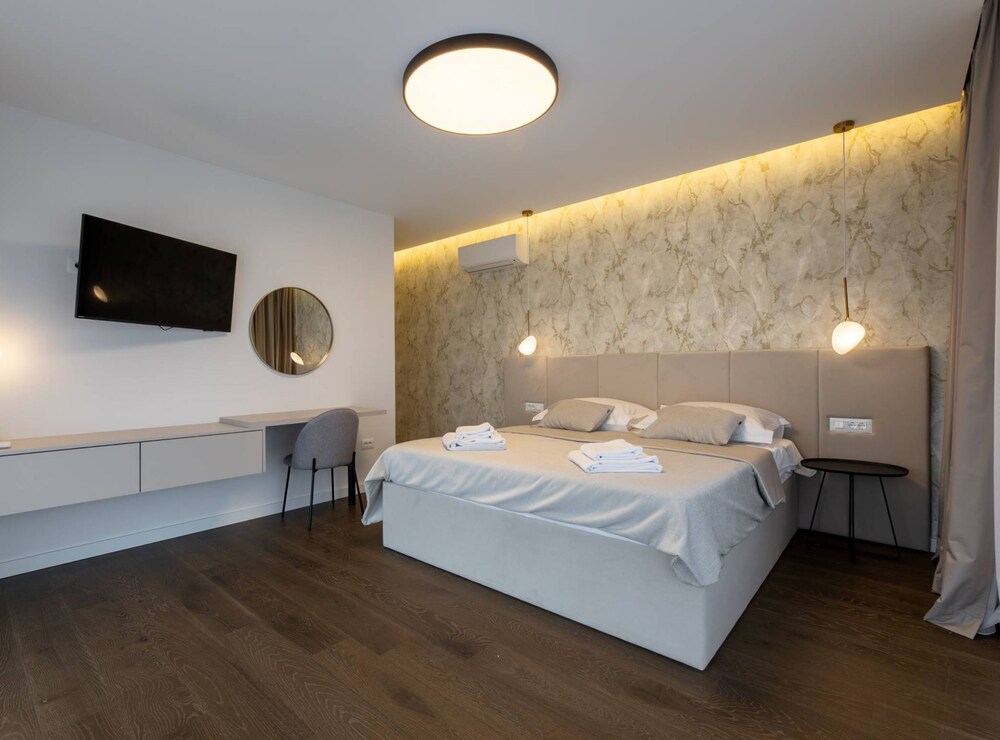 Moonlit Mirage Villa With Pool, Gym and Sauna