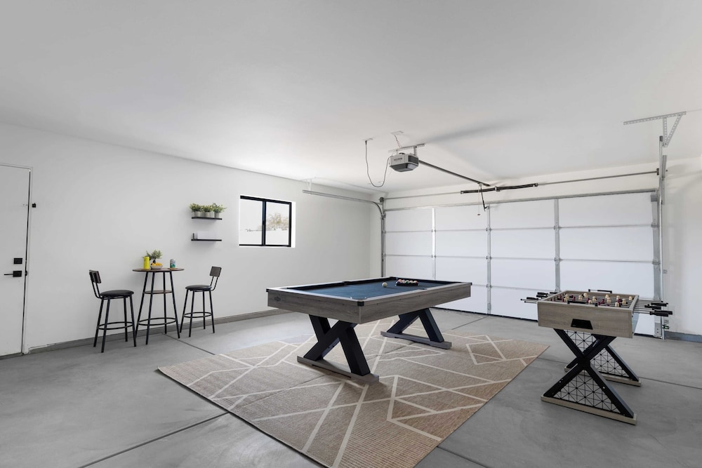 Bocce, Pool+spa, Game Room, Firepit Modern Oasis Yucca Haven by Avantstay