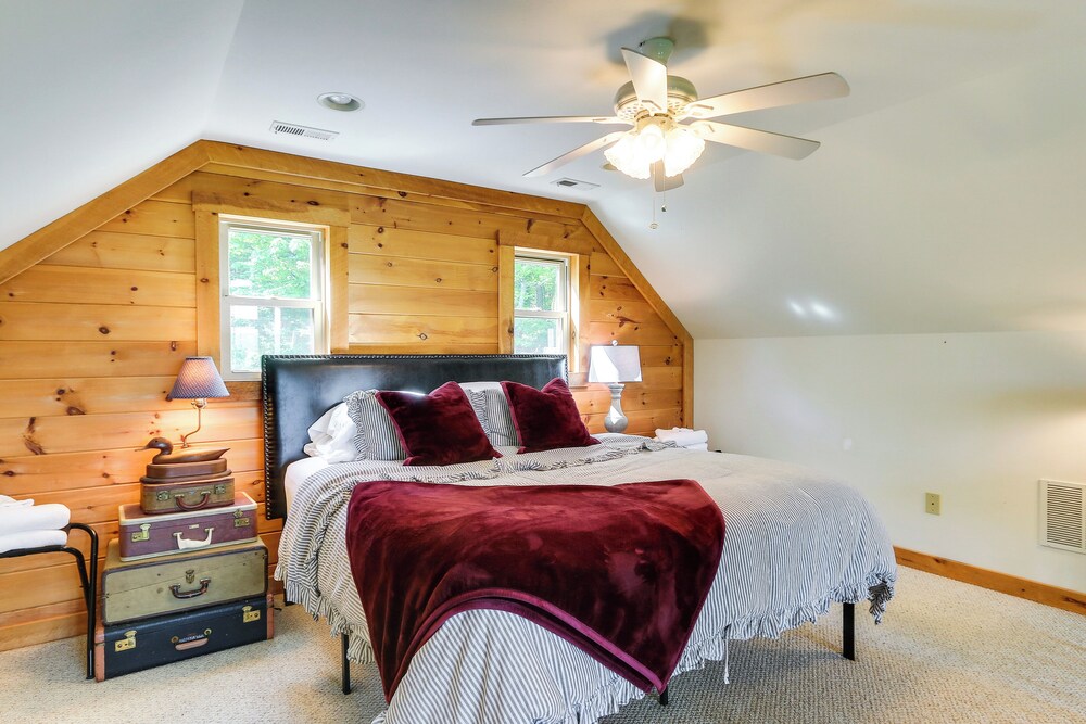 Hot Tub + Game Room: Peaceful Wardensville Cabin