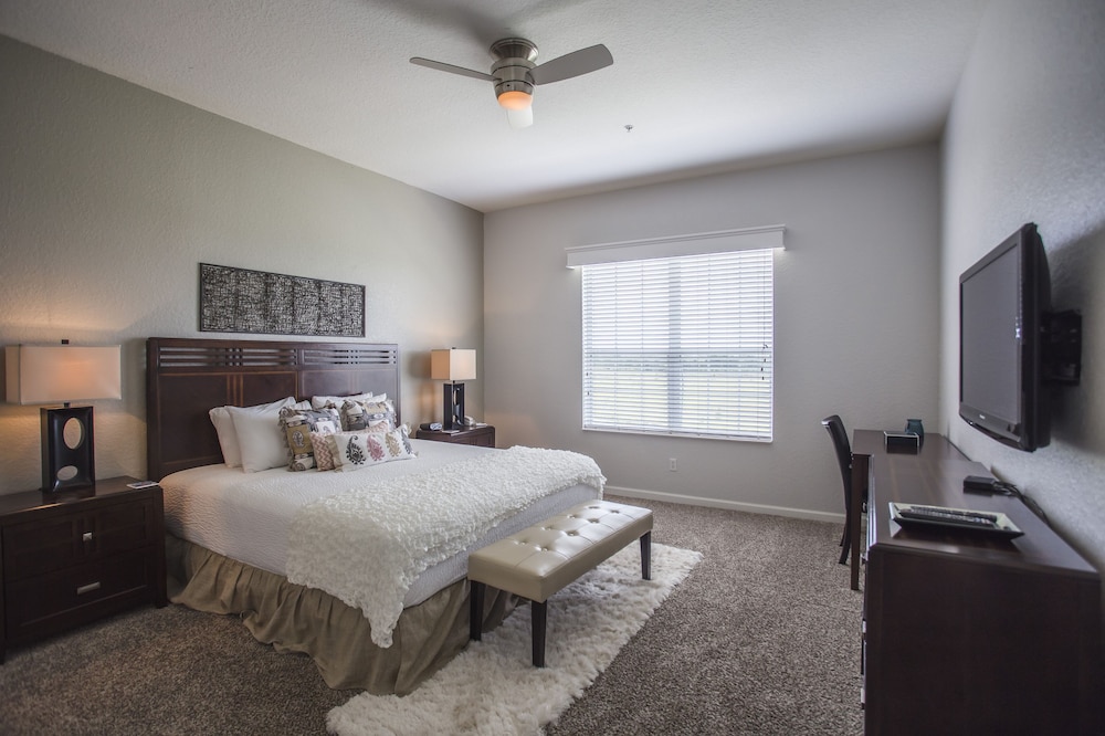 Altavista Lakeview 3 Bedroom Condo by RedAwning