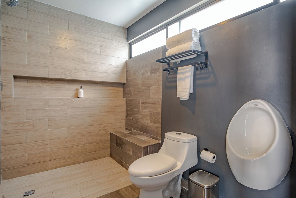 Luxurious 5-bedroom House With Air-conditioning & Private Rooftop in Juriquilla