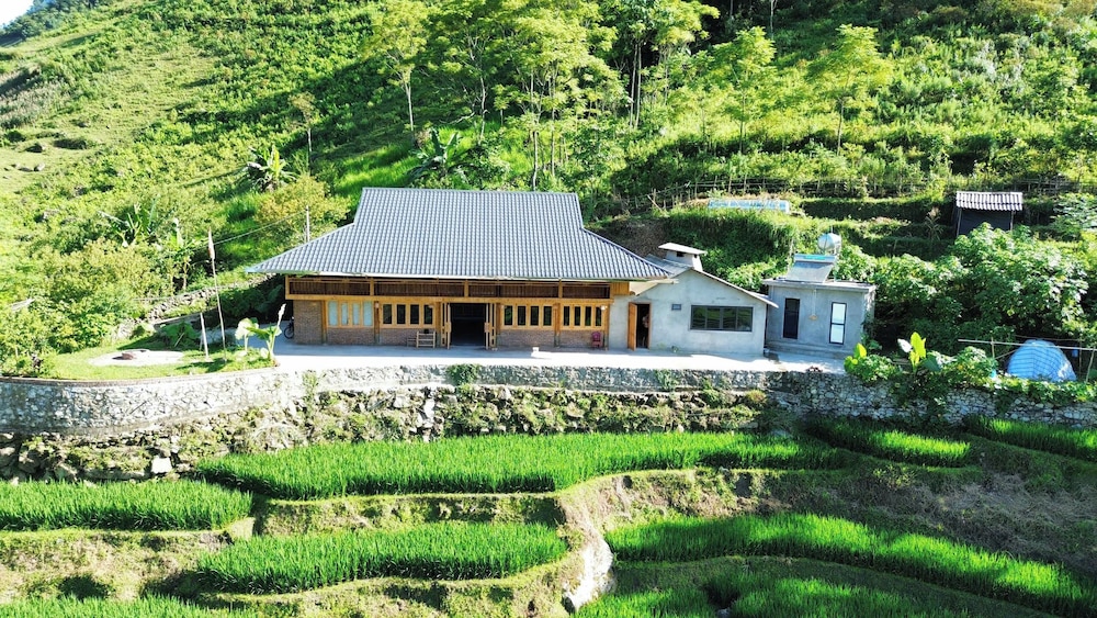 Bees Homestay Sapa & Trekking