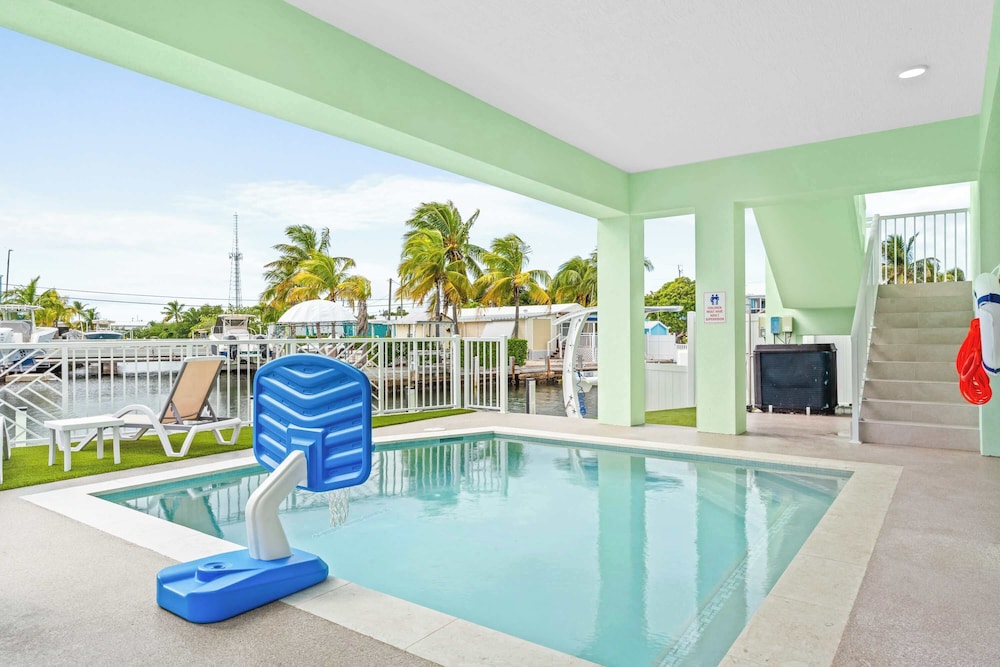 Aqua Verde Waterfront Lux Gem Dock Game Room