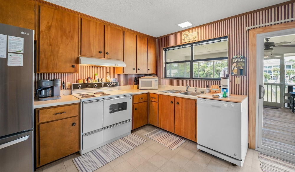 Coastal Charm With Canal Views - 419 Tarpon Blvd, Fripp Island