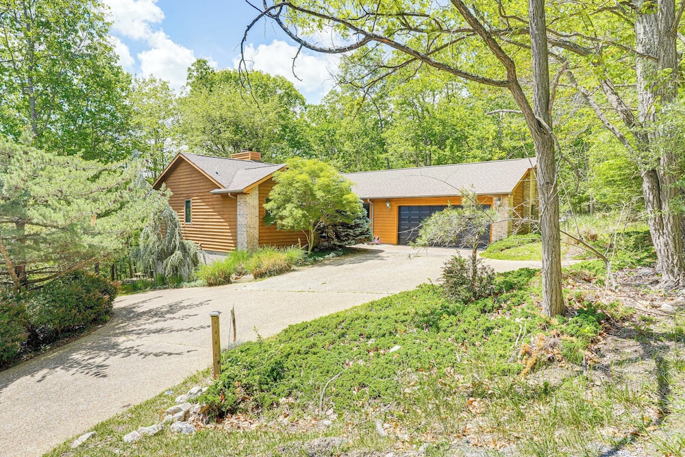 4 Mi to Massanutten Resort: Family Home w/ Views!