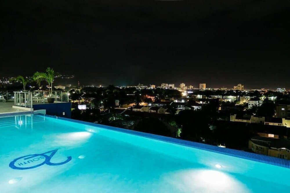 Apartment with roof top pool