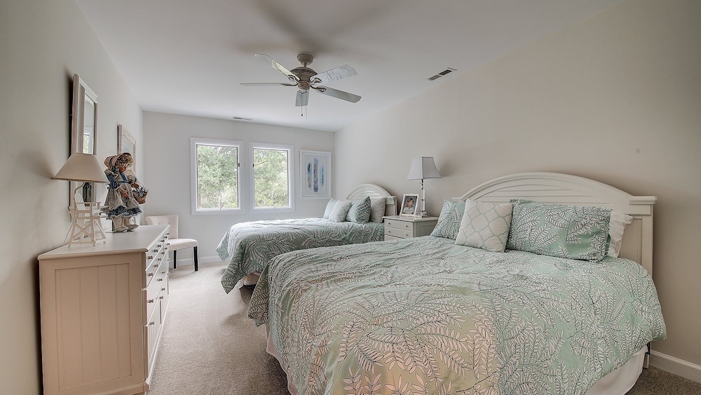 Beautiful Villa Marilyn 4 Bedroom Home by RedAwning