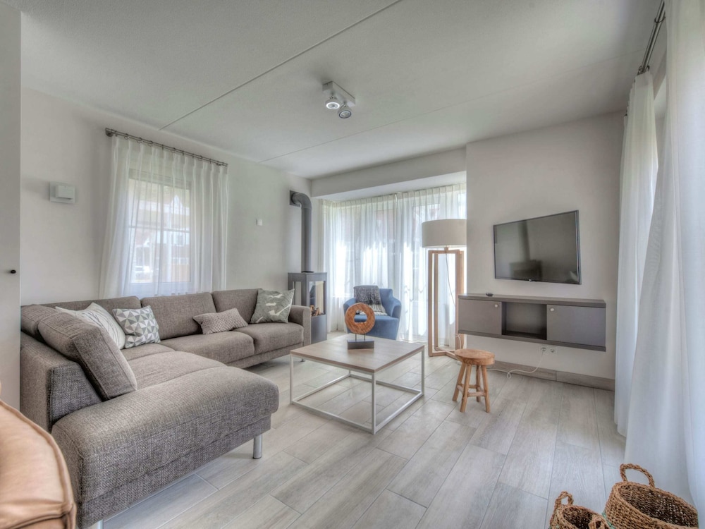 Luxurious Stately Villa With 3 Bathrooms, 1km From the Beach