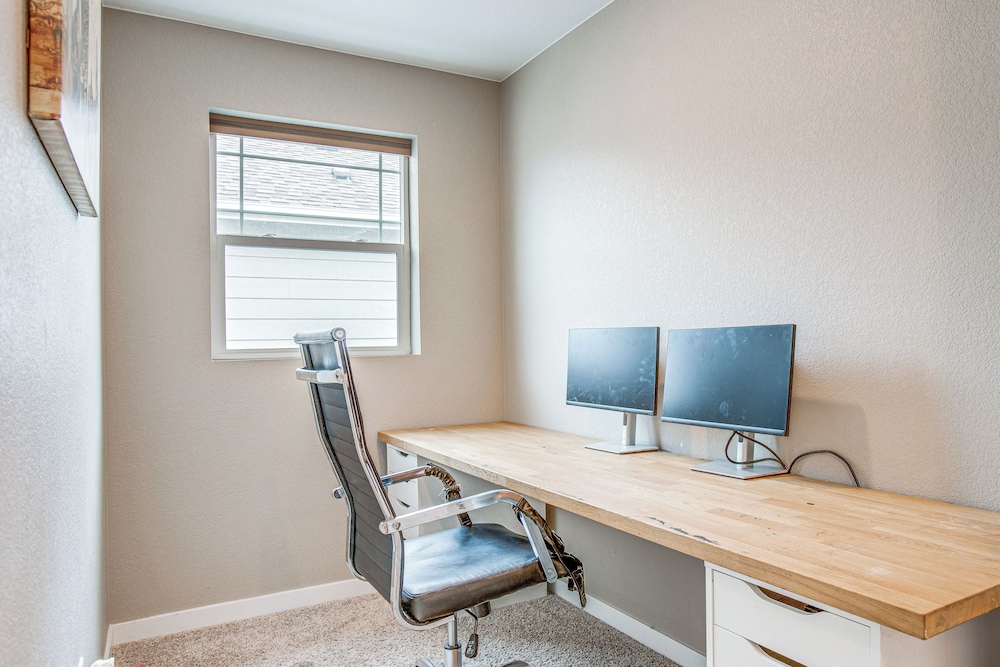 Perfect for Families! Quiet Aurora Home