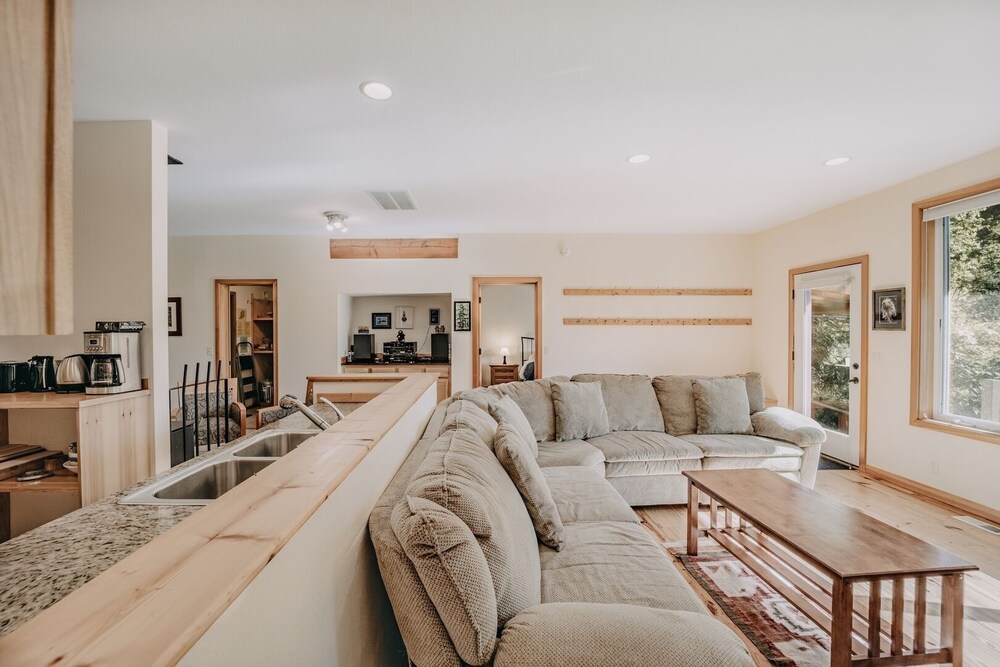 70mbr- Hot Tub - Bbq - Wi-fi - Pets Ok - Sleeps 8 3 Bedroom Home by RedAwning