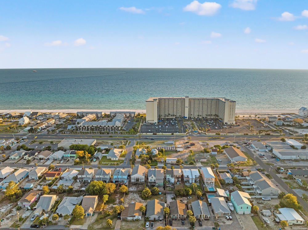 Just Beachy 3BR Dog-friendly Townhouse Near Beaches & Attractions!