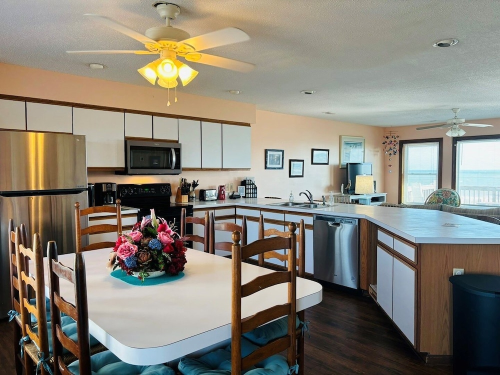 Great Place 5 Bedroom Home by RedAwning