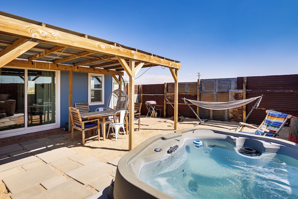 Boho Bungalow w/ Hot Tub: 16 Mi to Joshua Tree NP