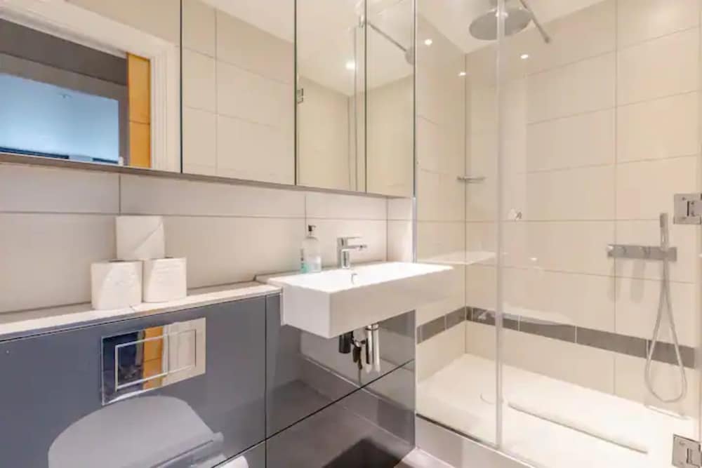 Chic 1BD Flat W/patio - 2 Mins From Baron's Court!