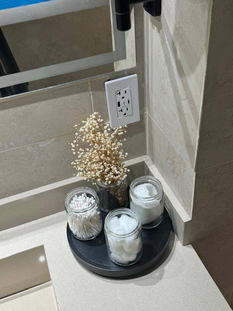 Stylish 1BR Getaway, Jacuzzi, Fireplace, Gym and AC