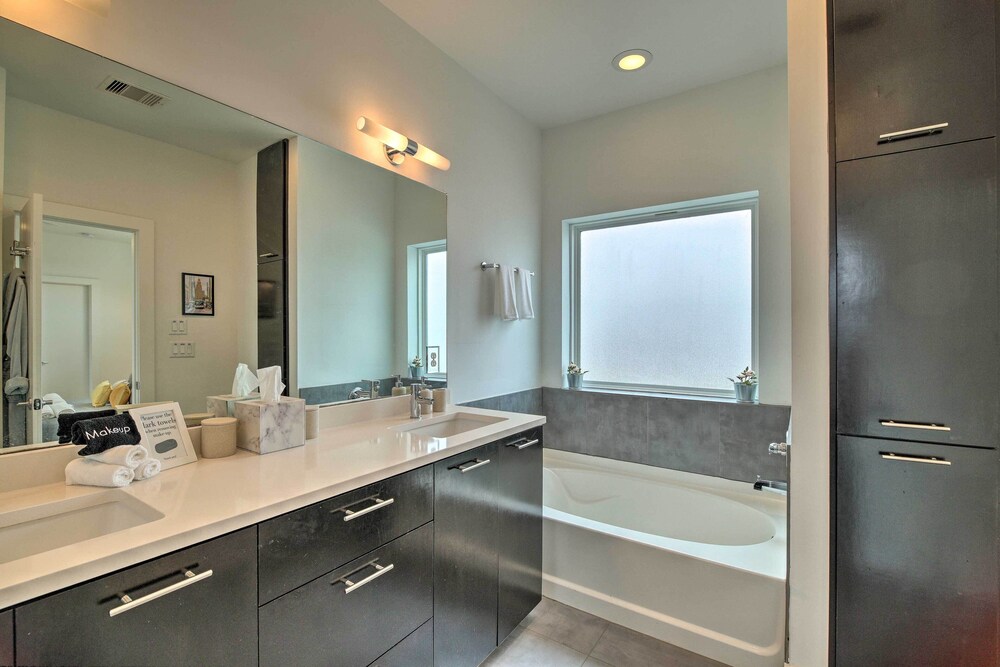 Downtown Houston Townhome w/ Balcony + Yard! view 4